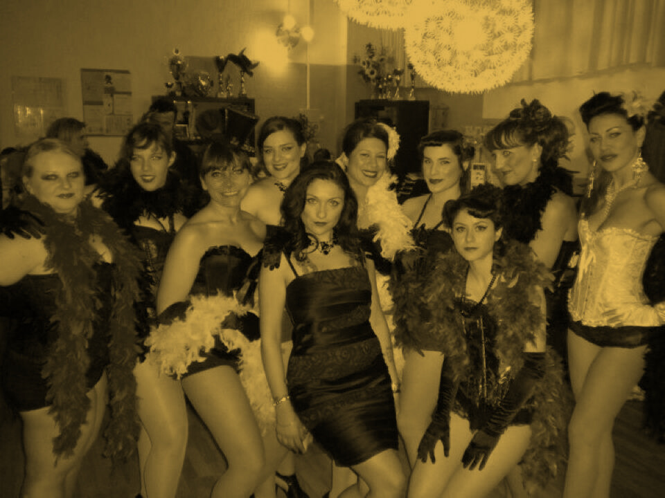 insegnante di arti erotiche performative tra cui il burlesque